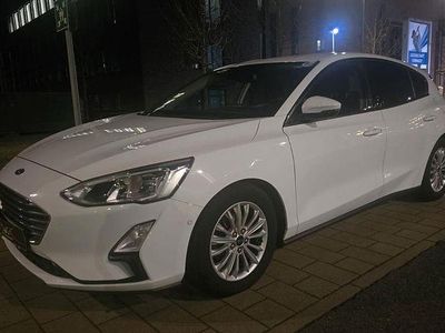 Weiß Gebraucht 2018 Ford Focus Titanium Limousine | 7.991 € (Fairer Preis)