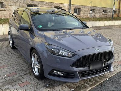 Grau Gebraucht 2018 Ford Focus ST Kombi | 16.000 € (Fairer Preis)