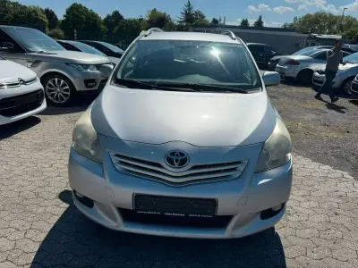 Gebraucht Toyota Verso Basis 126 PS (92 kW) 2010 Silber Van / Kleinbus