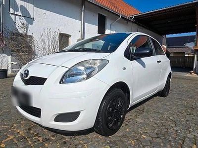 Gebraucht Toyota Yaris 70 PS (51 kW) 2010 Weiß Kleinwagen