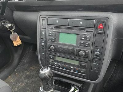 Silber Gebraucht 2006 VW Sharan Van / Kleinbus | 3.599 € (Etwas zu teuer)