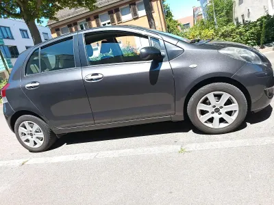 Gebraucht Toyota Yaris 101 PS (74 kW) 2010 Grau Kleinwagen
