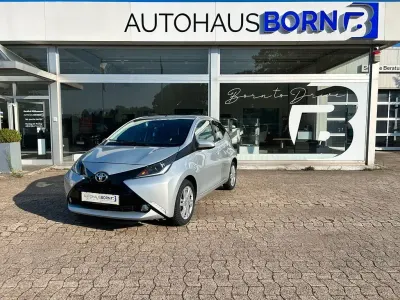 Gebraucht Toyota Aygo X-play 69 PS (50 kW) 2015 Silber Kleinwagen