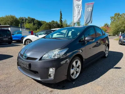 Gebraucht Toyota Prius Life 99 PS (72 kW) 2011 Gold Limousine