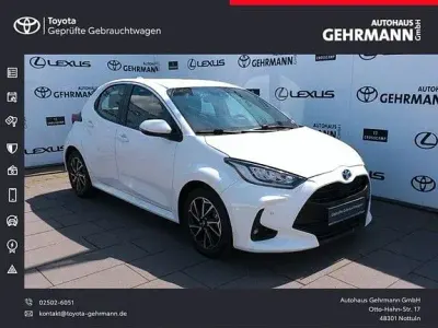 Gebraucht Toyota Yaris Basis 116 PS (85 kW) 2022 Schneeweiß Kleinwagen