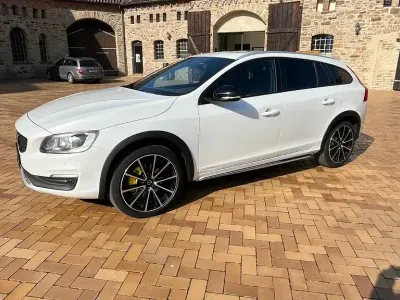 Gebraucht Volvo V60 CC Summum 190 PS (139 kW) 2016 Weiß Kombi