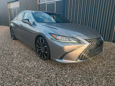 Gebraucht Lexus ES300H 178 PS (130 kW) 2024 Grau Limousine