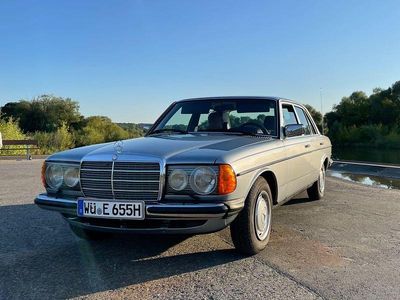 Gebraucht Mercedes E230 136 PS (100 kW) 1982 Blau Limousine