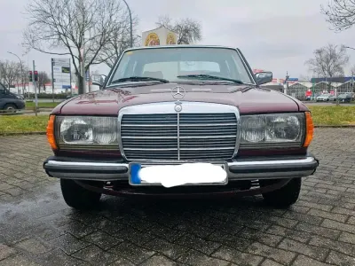 Brugt Mercedes 200 55 HK (40 kW) 1980 Rød Sedan