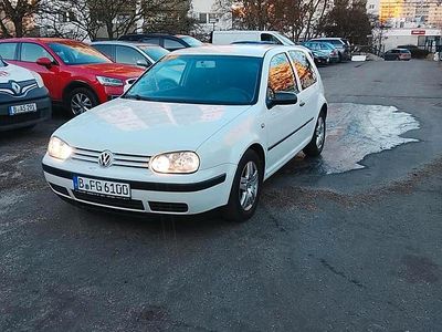 Weiß Gebraucht 2002 VW Golf IV Kleinwagen | 1.400 € (Etwas zu teuer)