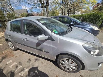 Second-hand Renault Clio II Dynamique 75 CP (55 kW) 2006 Argintiu Berlinǎ