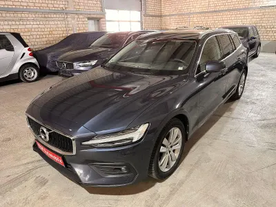 Używany Volvo V60 Momentum 190 KM (139 kW) 2019 Niebieski Kombi
