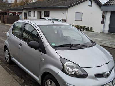 Gebraucht Toyota Aygo 68 PS (50 kW) 2009 Silber Kleinwagen