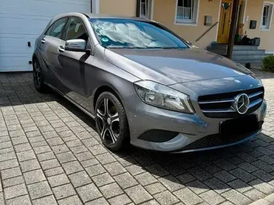 Gebraucht Mercedes A180 122 PS (89 kW) 2015 Grau Kleinwagen