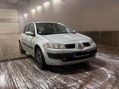 Grau Gebraucht 2002 Renault Mégane II Kleinwagen | 1.500 € (Fairer Preis)