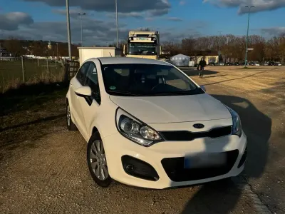 Gebraucht Kia Rio 75 PS (55 kW) 2012 Weiß Limousine