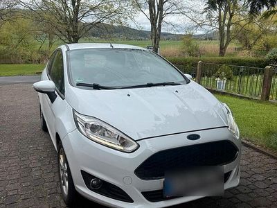 Gebraucht Ford Fiesta 60 PS (44 kW) 2016 Weiß Kleinwagen