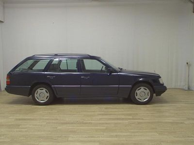 Blau Gebraucht 1993 Mercedes E300 Limousine | 23.980 €