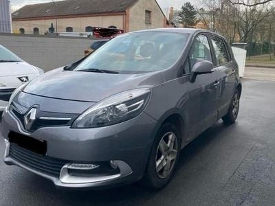 Grau Gebraucht 2015 Renault Clio IV Limousine | 1.500 €