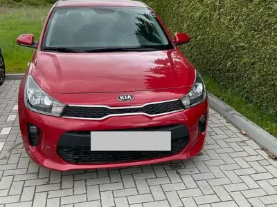 Używany Kia Rio Attract 84 KM (61 kW) 2017 Czerwony Sedan/Limuzyna