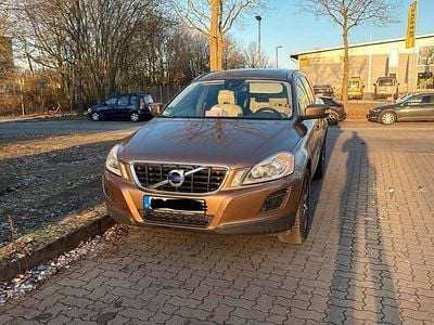 Braun Gebraucht 2011 Volvo XC60 SUV | 11.000 €