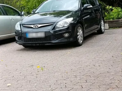 Gebraucht Hyundai i30 90 PS (66 kW) 2010 Schwarz Kombi