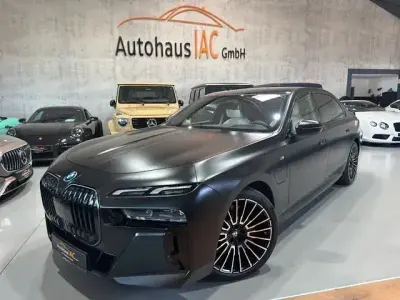 Gebraucht BMW 750e M Sport 313 PS (230 kW) 2024 Schwarz Limousine