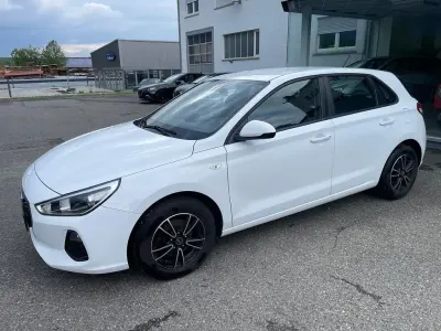 Używany Hyundai i30 Pure 101 KM (74 kW) 2018 Biały Sedan/Limuzyna