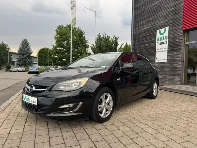 Gebraucht Opel Astra Edition 140 PS (102 kW) 2013 Schwarz Limousine