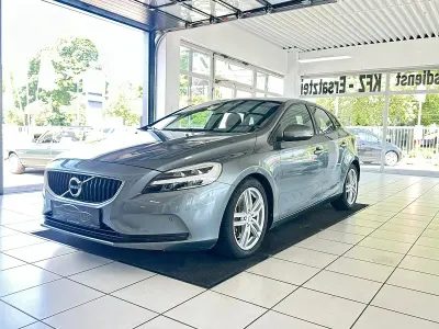 Gebraucht Volvo V40 Momentum 122 PS (89 kW) 2018 Grau Limousine