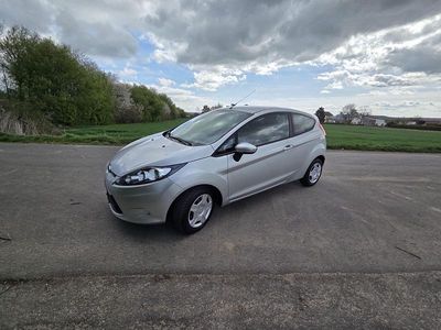 Gebraucht Ford Fiesta Trend 60 PS (44 kW) 2010 Silber Kleinwagen