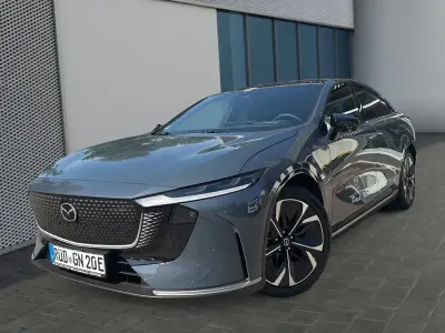 Neu Mazda 6e Takumi-Line 189 kW (258 PS) 2026 Polymetal gray Limousine