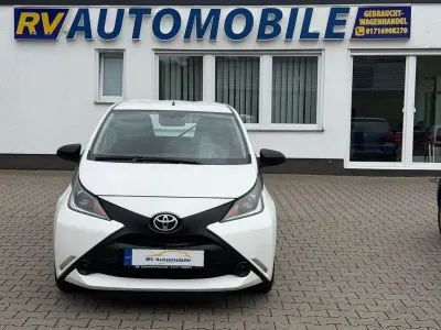 Używany Toyota Aygo 69 KM (50 kW) 2016 Biały Hatchback