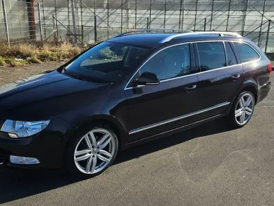 Używany Skoda Superb 170 KM (125 kW) 2012 Czarny Kombi