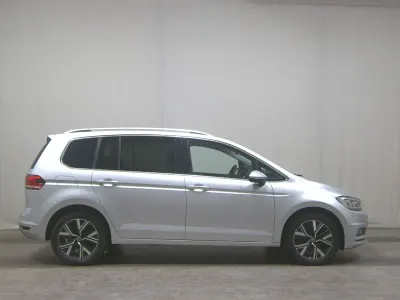 Gebraucht VW Touran Highline 150 PS (110 kW) 2023 Silber Van / Kleinbus