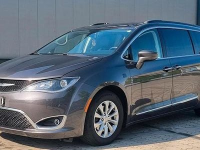 Grau Gebraucht 2016 Chrysler Pacifica Van / Kleinbus | 14.900 €