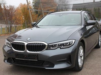 Grau Gebraucht 2021 BMW 318 Advantage Kombi | 22.890 € (Fairer Preis)