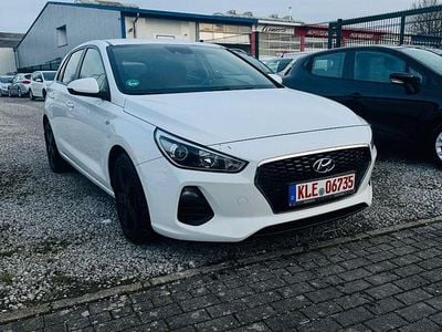 Gebraucht Hyundai i30 Pure 101 PS (74 kW) 2017 Weiß Kleinwagen