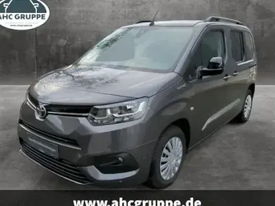 Używany Toyota Proace Comfort 100 kW (136 KM) 2023 Szary Minivan