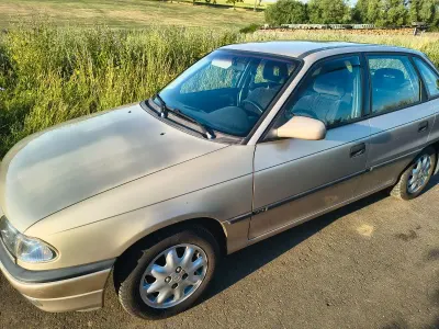 Gebraucht Opel Astra 75 PS (55 kW) 1998 Beige Limousine