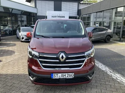Gebraucht Renault Trafic Life 150 PS (110 kW) 2024 Karmesinrot metallic (rot) Van / Kleinbus