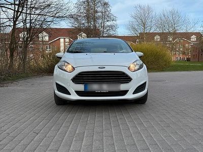 Gebraucht Ford Fiesta 100 PS (73 kW) 2014 Weiß Kleinwagen