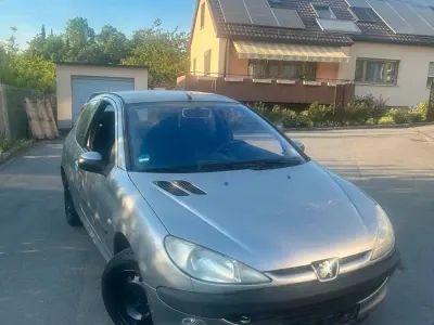 Gebraucht Peugeot 206 60 PS (44 kW) 2003 Silber Kleinwagen