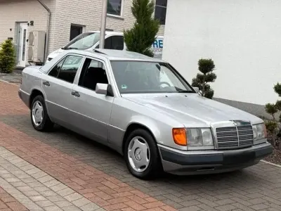 Używany Mercedes E230 1992 Srebrny Sedan/Limuzyna