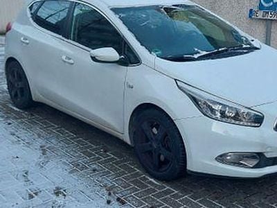 Weiß Gebraucht 2015 Kia Ceed DREAM-TEAM Edition Kleinwagen | 10.990 € (Fairer Preis)