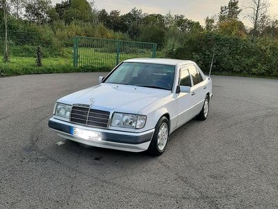 Weiß Gebraucht 1990 Mercedes E230 Limousine | 6.200 €