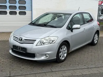 Gebraucht Toyota Auris Basis 90 PS (66 kW) 2012 Silber Limousine