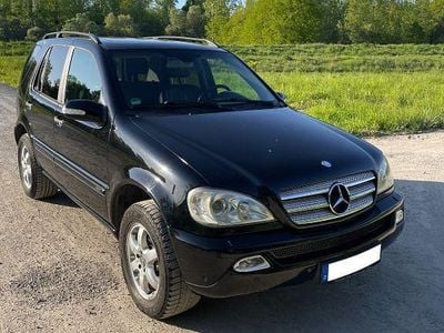 Second-hand Mercedes ML270 163 CP (119 kW) 2003 Negru SUV
