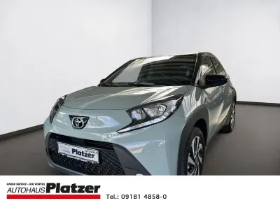 Neu Toyota Aygo X 72 PS (52 kW) 2025 6x3)/ black mica (209) (gruen SUV