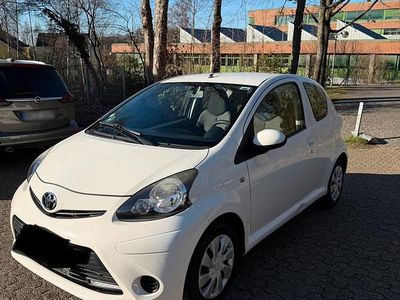 Gebraucht Toyota Aygo 68 PS (50 kW) 2012 Weiß Kleinwagen